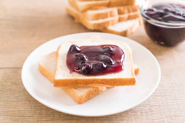 pane con marmellata di mirtilli