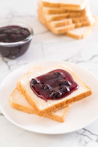 pane con marmellata di mirtilli