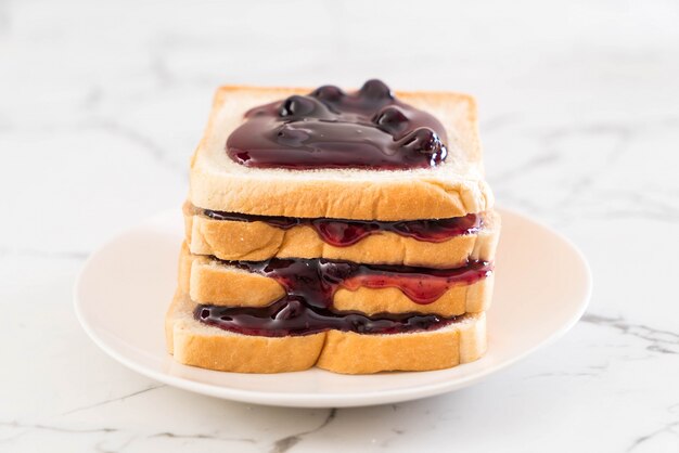 pane con marmellata di mirtilli