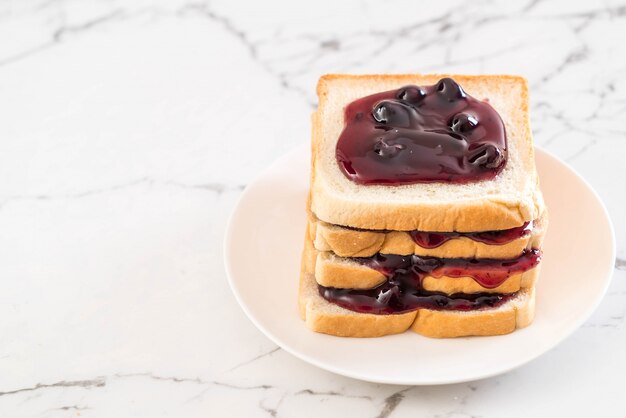 pane con marmellata di mirtilli