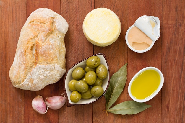 Pane con olive, patè e olio d'oliva