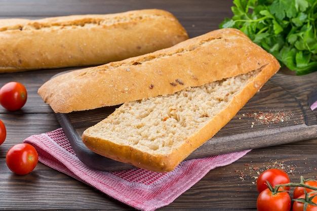 Pane con paprika su fondo di legno