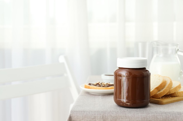 Pane con pasta di cioccolato gustoso cibo per la colazione