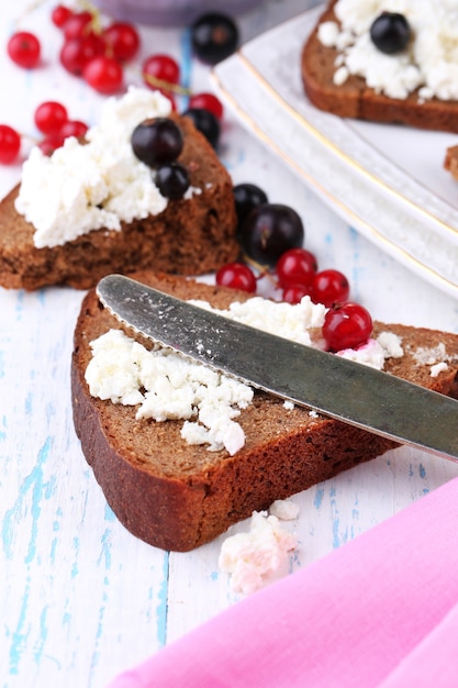 Pane con ricotta e frutti di bosco sulla piastra