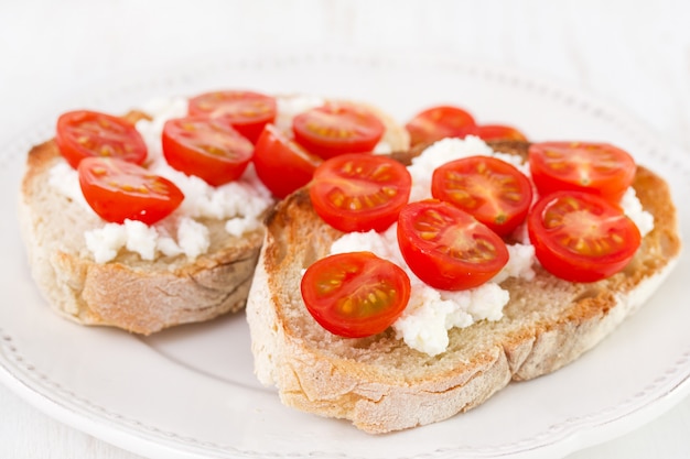 Pane con ricotta e pomodoro