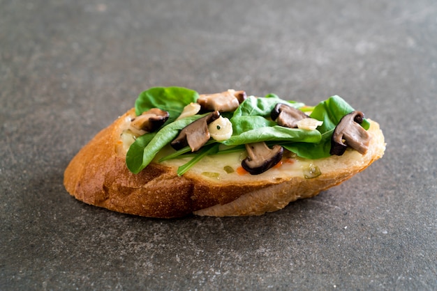 pane con rucola e funghi shiitake