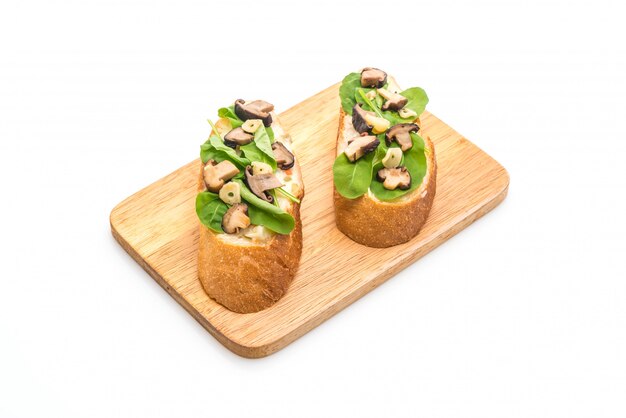 pane con rucola e funghi shiitake