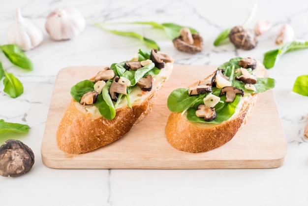 pane con rucola e funghi shiitake