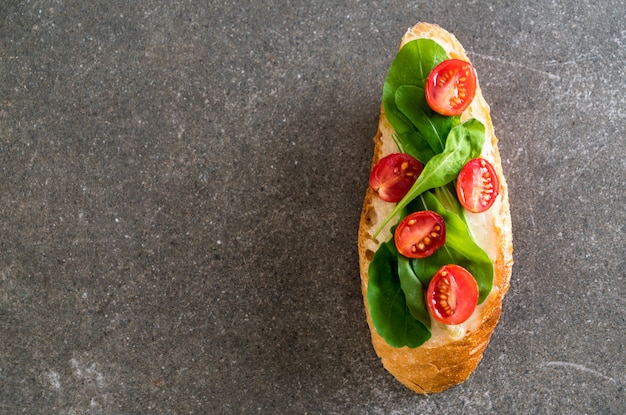 pane con rucola e pomodori