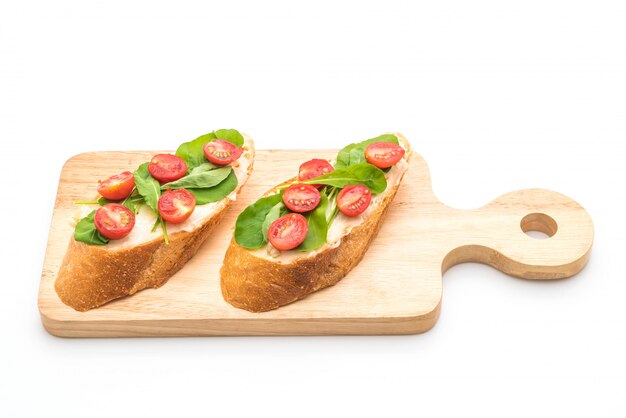 pane con rucola e pomodori