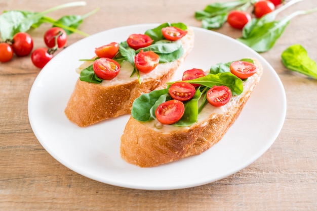 pane con rucola e pomodori