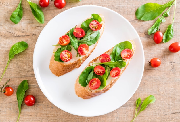 pane con rucola e pomodori