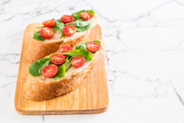 pane con rucola e pomodori