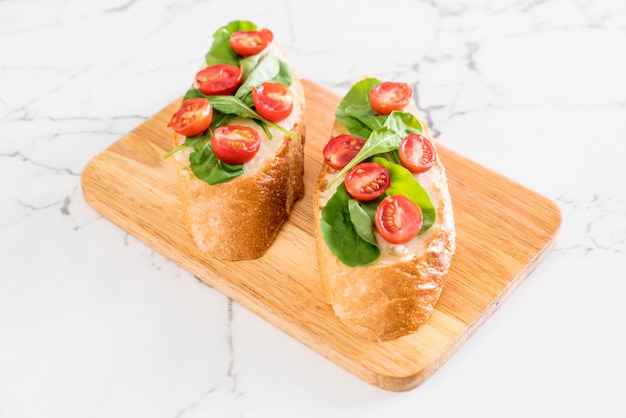 pane con rucola e pomodori