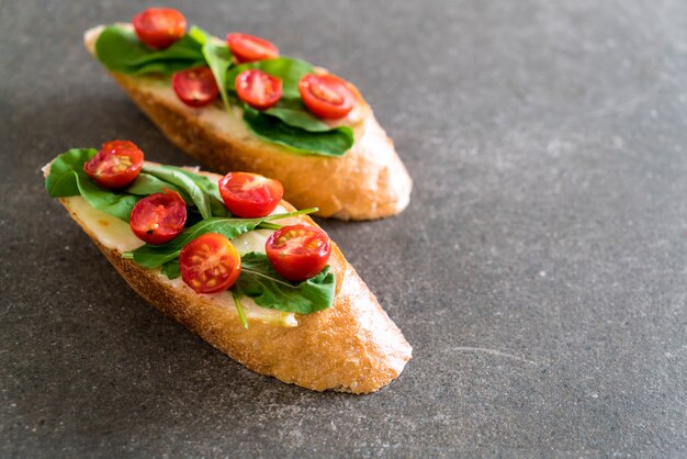 pane con rucola e pomodori