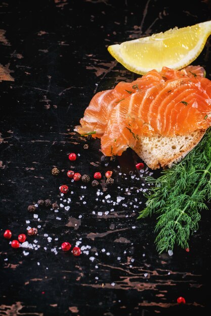 Pane con salmone salato