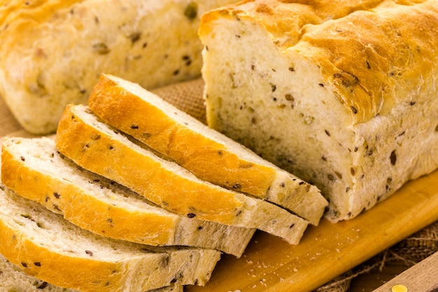 Pane con semi di pasta madre artigianale fresco sul tavolo.
