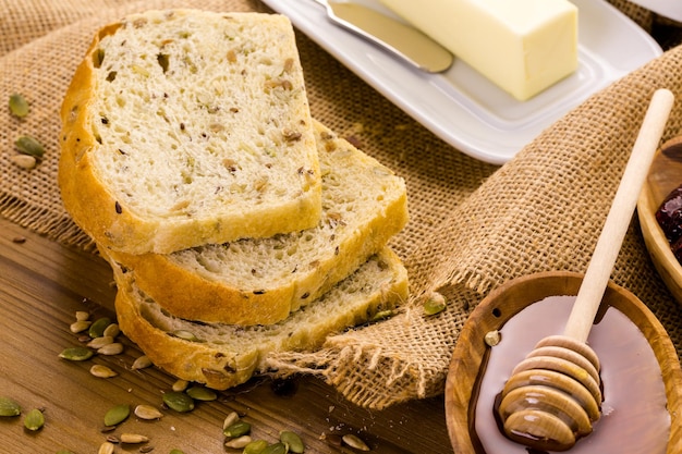 Pane con semi di pasta madre artigianale fresco sul tavolo.