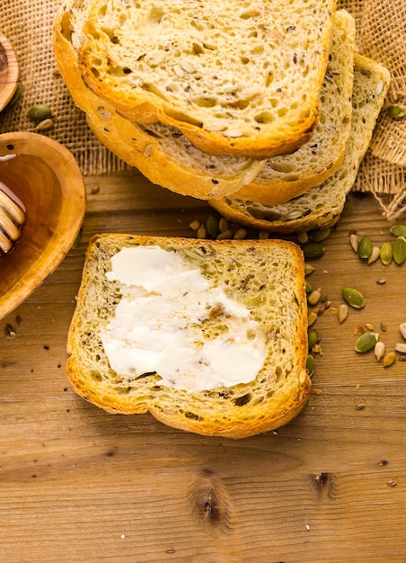 Pane con semi di pasta madre artigianale fresco sul tavolo.