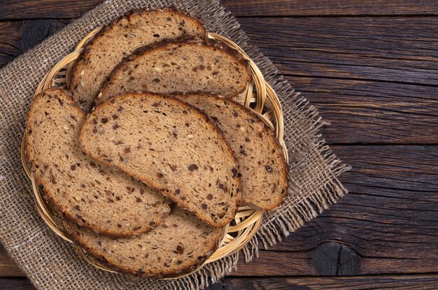 Pane con semi e frutta secca su un piatto