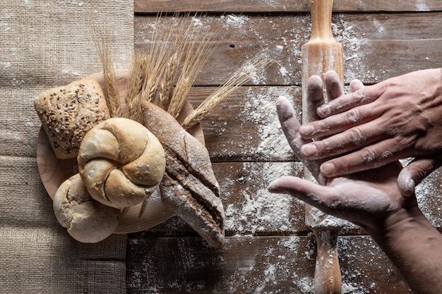 Pane con spighe di grano e farina su tavola di legno