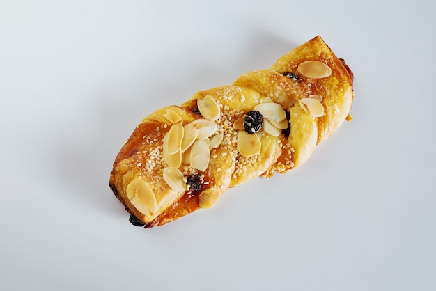 Pane con una crosta dorata su fondo.