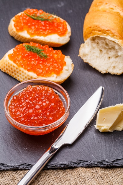 Pane con uova rosse, coltello