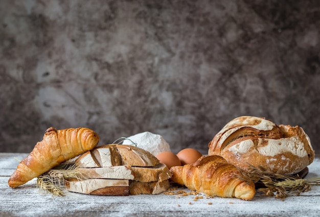 Pane cotto con cereali posto su un tavolo di legno.