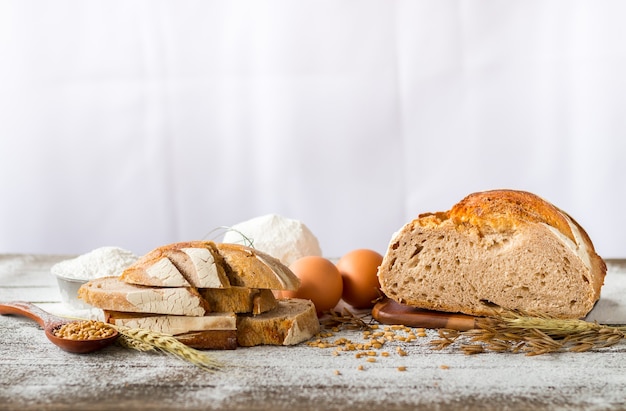 Pane cotto con cereali posto su un tavolo di legno.