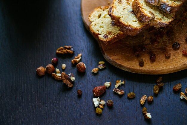 Pane cotto con uvetta e noci