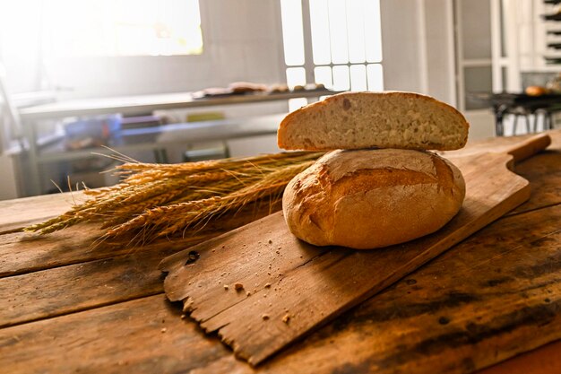 Pane cotto croccante sulla tavola di legno