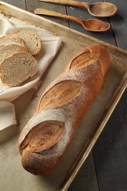 Pane cotto e cucchiai di legno