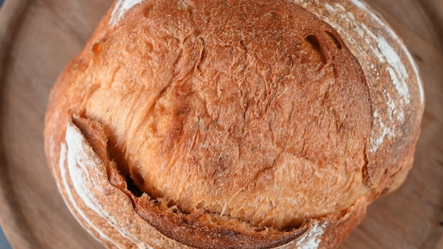 Pane cotto rotondo su un vassoio di legno