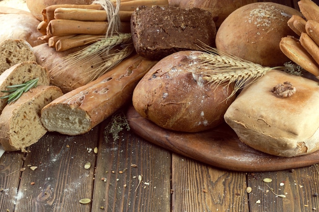 Pane cotto su sfondo di tavolo in legno