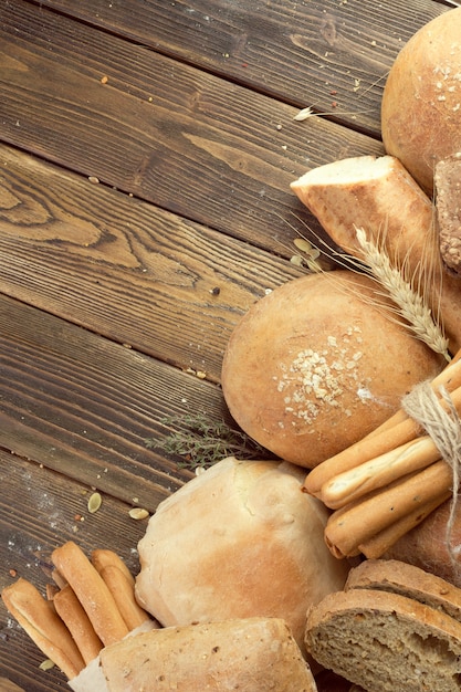 Pane cotto su sfondo di tavolo in legno