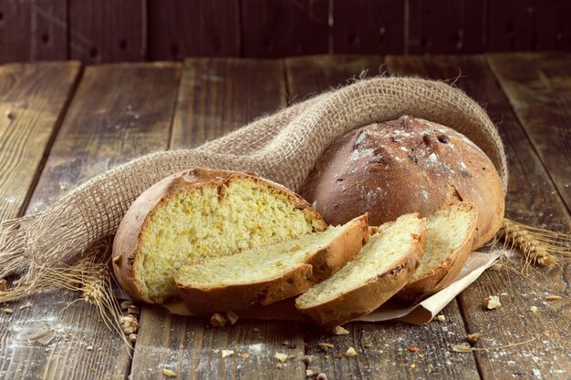 Pane cotto sul tavolo di legno