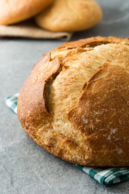 Pane cotto tondo su pietra grigia