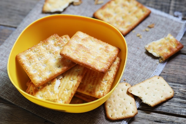 pane cracker snack con burro di zucchero e panetteria salata nel tempo del caffè.