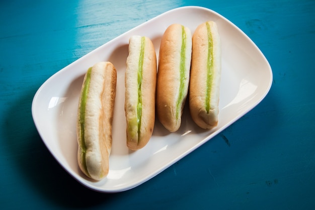 Pane crema di crema verde, crema fatta in casa dalla foglia di banana sul piatto bianco