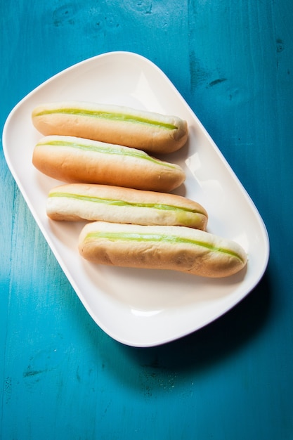 Pane crema di crema verde, crema fatta in casa dalla foglia di banana sul piatto bianco