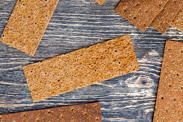 Pane croccante a base di farina di segale con coriandolo, pane sottile come alimento dietetico