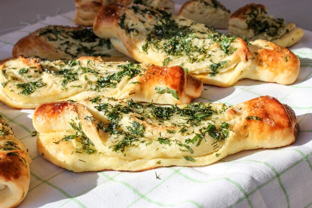 Pane croccante all'aglio con erbe aromatiche