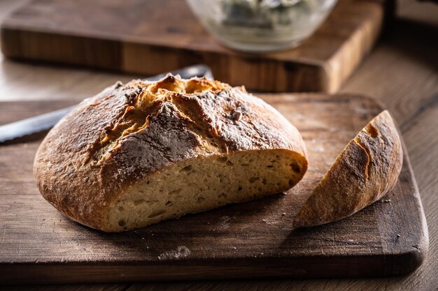 Pane croccante appena sfornato con la prima fetta tagliata