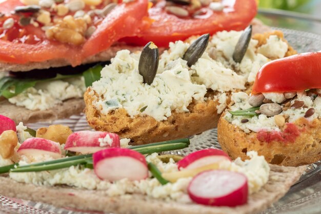 Pane croccante con pomodori, ravanelli e formaggio