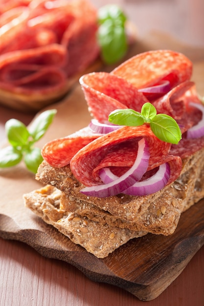 Pane croccante con salame e cipolla rossa