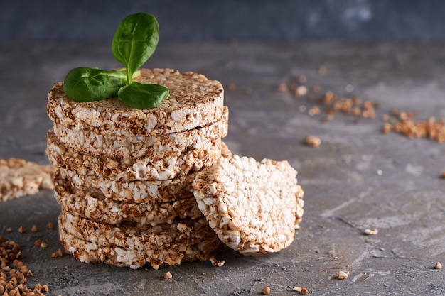 Pane croccante di grano saraceno sano su uno sfondo scuro Copyspace