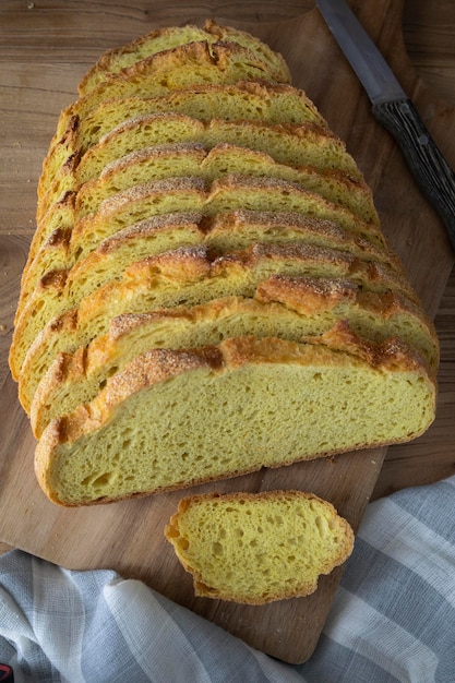 Pane croccante di mais. Fette di pane al mais pronte da mangiare