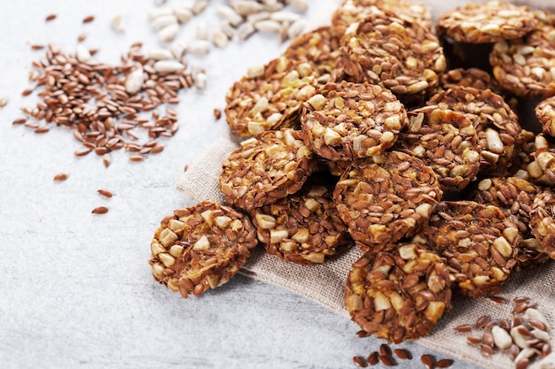 Pane croccante di semi di sesamo semi di lino e altri cereali