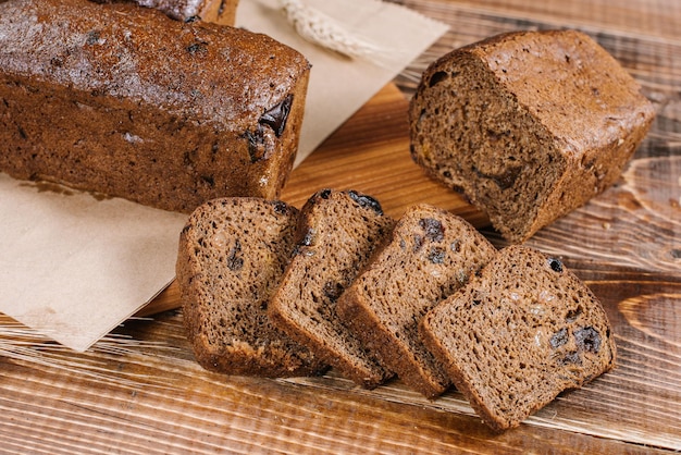 Pane croccante fresco e pezzi sullo sfondo di legno