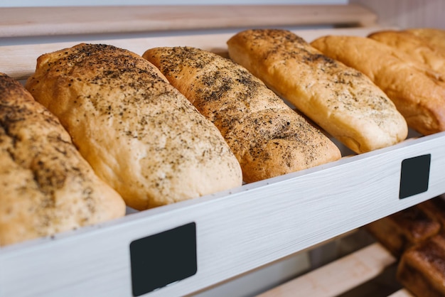 Pane croccante fresco sugli scaffali di un negozio o da una panetteria